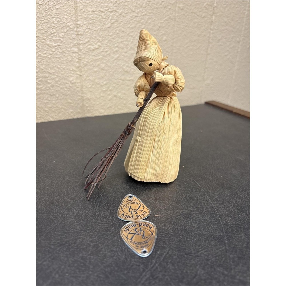 Vtg~Corn Husk Lady w/Broom~Handmade in Czechoslovkia with Tag~5"